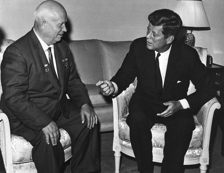 1960-tallet var preget av trusselen om atomkrig mellom Sovjetunionen og USA, ledet av Nikita Khrusjtsjov (venstre) og John F. Kennedy (høyre). Foto: Department of StateJohn/Fitzgerald Kennedy Library, Boston/Flickr/JoelRaupe.
